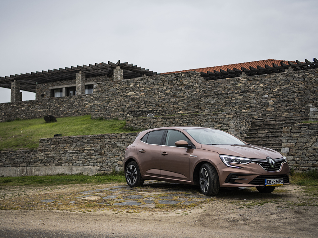 Megane се предлага в три каросерии (хечбек, комби [Grandtour] и седан), а за най-запалените автомобилни фенове има и версии R.S. и R.S. Trophy (с по 300 „коня” и завиващи четири колела). Бензиновите двигатели са три, дизелът един, които може да се комбинират с механична или 7-степенна EDC трансмисия. Електрификация? Разбира се, имаме плъг-ин модификация, а към края на годината ще видим изцяло новия електрически Megane, който миналата година бе показан във формата на концептуалния Megane eVision.