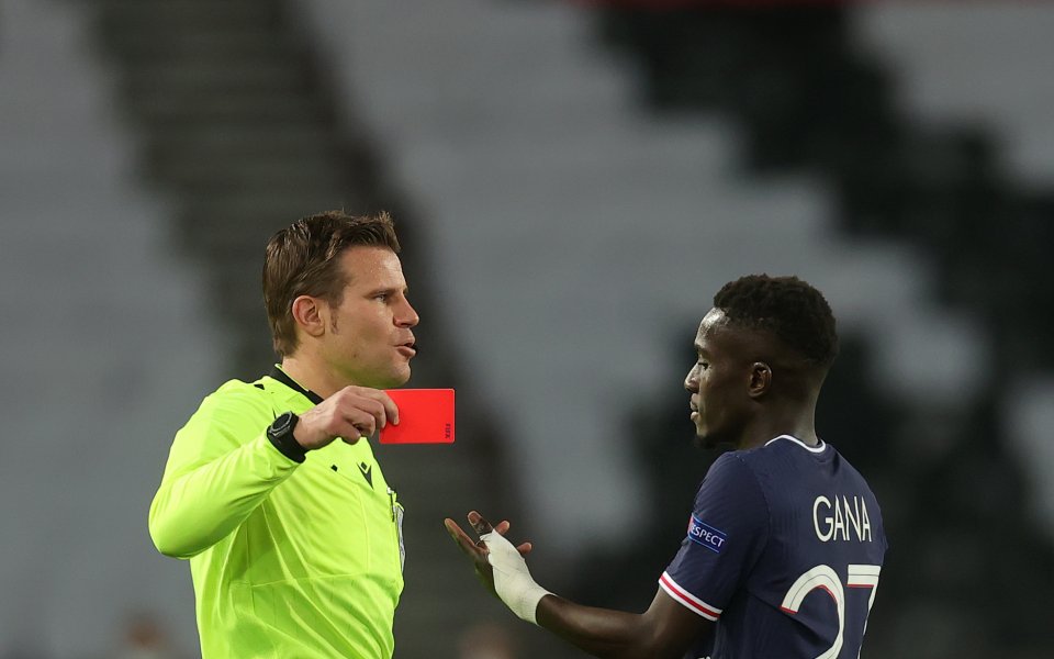 Зверската балтия на халфа на ПСЖ Идриса Гей срещу Илкай