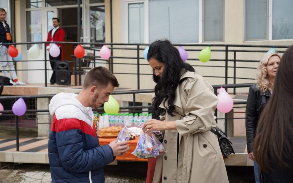 Нежните половинки на играчи и треньори, както и дами от