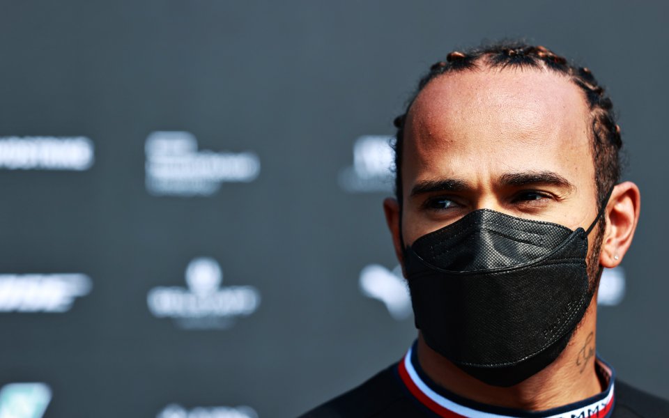 Пилотът на Мерцедес Люис Хамилтън бе най-бърз във втората тренировка