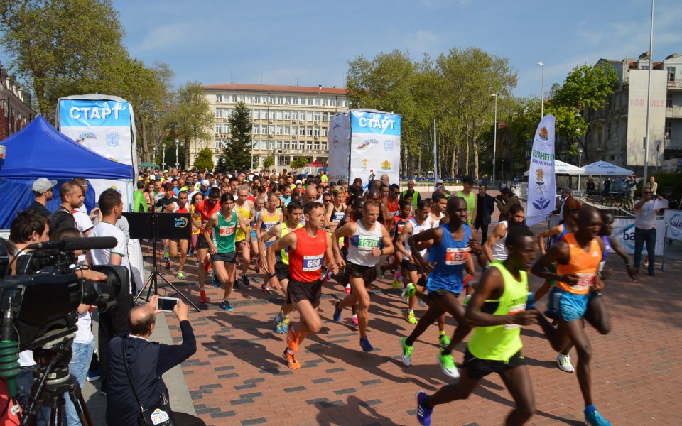 Елитни атлети ще бягат във Варненския маратон
