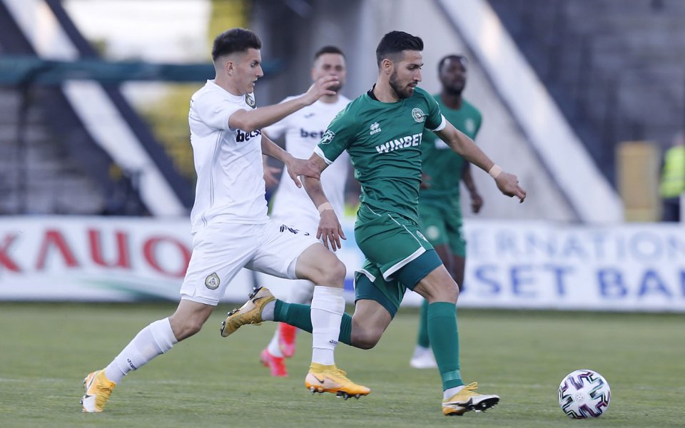 Отборите на Славия и Ботев Враца играят при