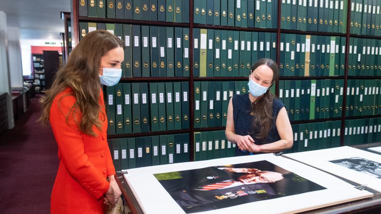  Кейт Мидълтън със запаметяваща се визия в алено 