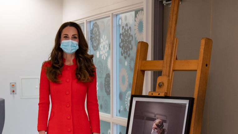  Кейт Мидълтън със запаметяваща се визия в алено 