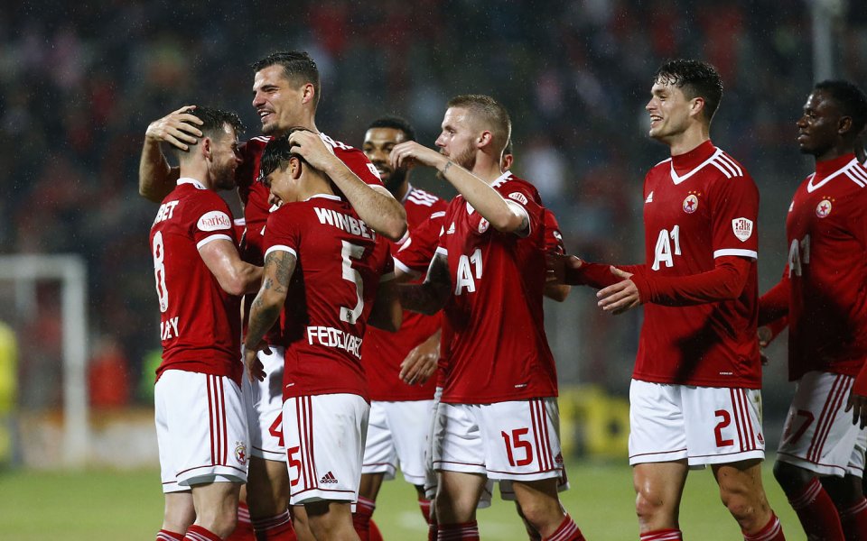 ЦСКА ще влезе в битка с два клуба за подписа