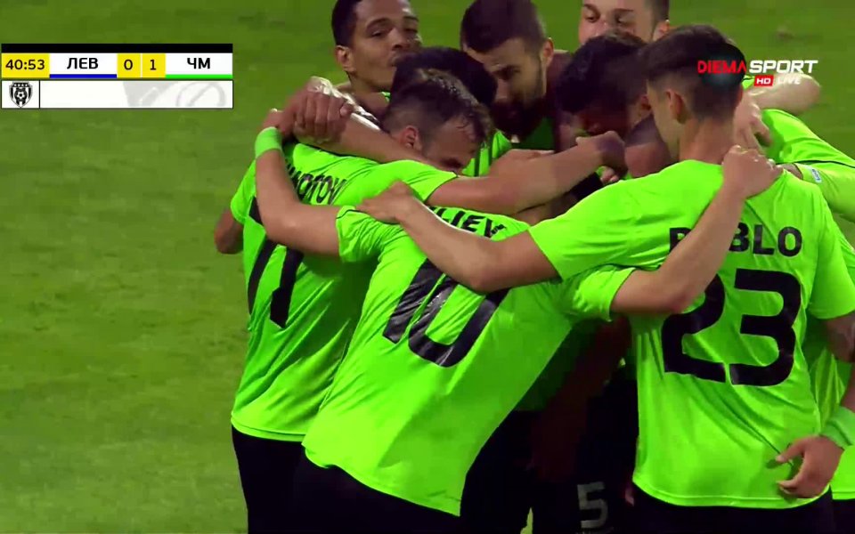 Леандро Андраде проби по левия фланг, след което центрира по