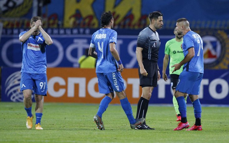 Спряха правата на двама родни рефери