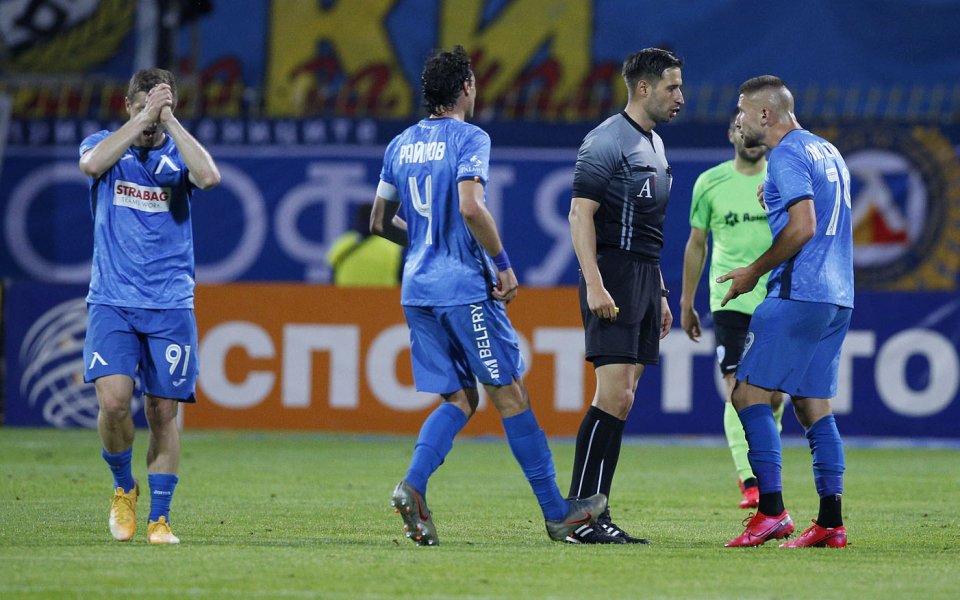 СК при БФС спира правата до края на сезона и