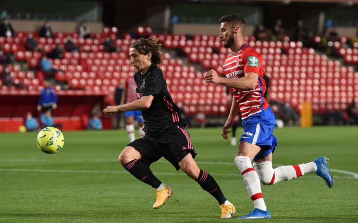 Реал Мадрид не допусна изненада срещу Гранада и продължава да притиска Атлетико