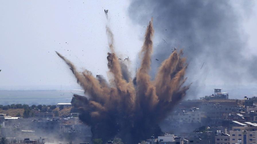 Въздушен удар разруши 11-етажна сграда с офиси на световни медии в Газа