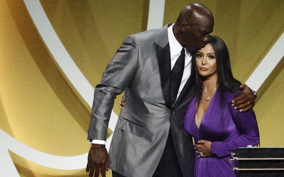 Бившият играч на Лос Анджелис Лейкърс Коби Брайънт бе посмъртно