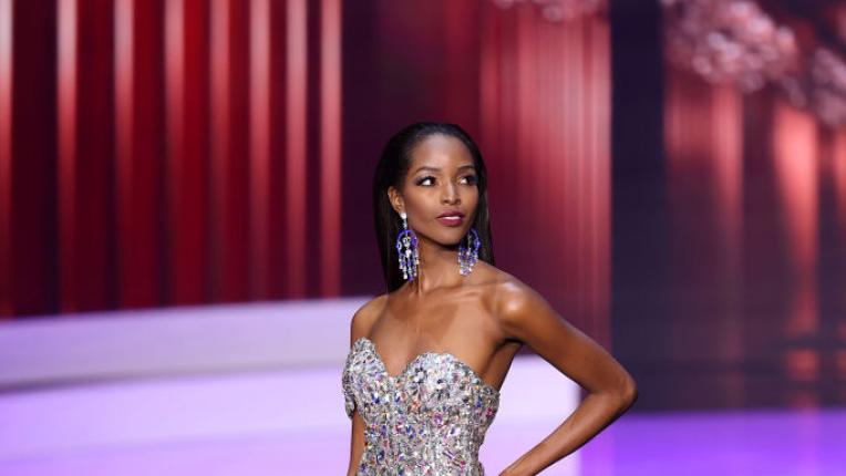 Кандидатките за „Мис Вселена 2021“ дефилират с вечерни рокли