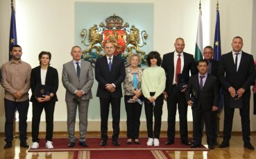Румен Радев удостои изявени български спортисти с Почетен знак на