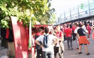 Привържениците на ЦСКА влизат на стадион Васил Левски през отредения