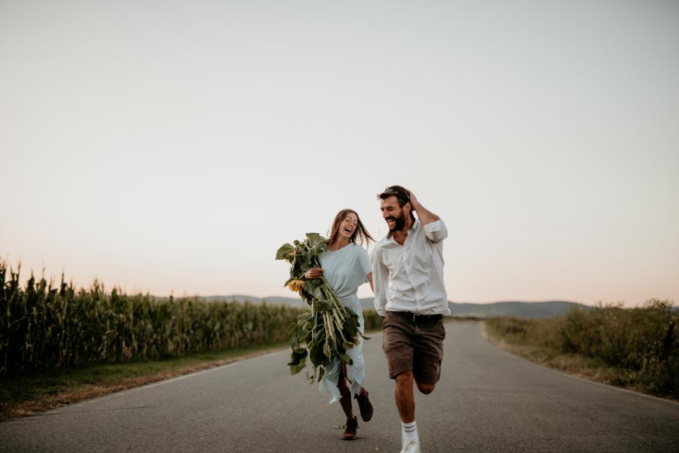  жена лято двойка обич слънчоглед слънчогледи 
