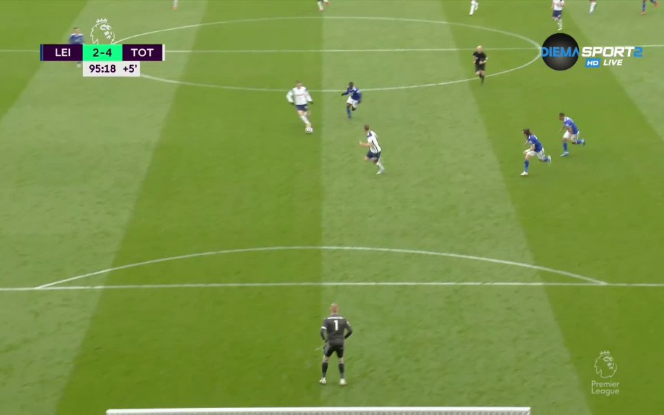 Дълбоко в добавеното време на двубоя защитата на Лестър допусна