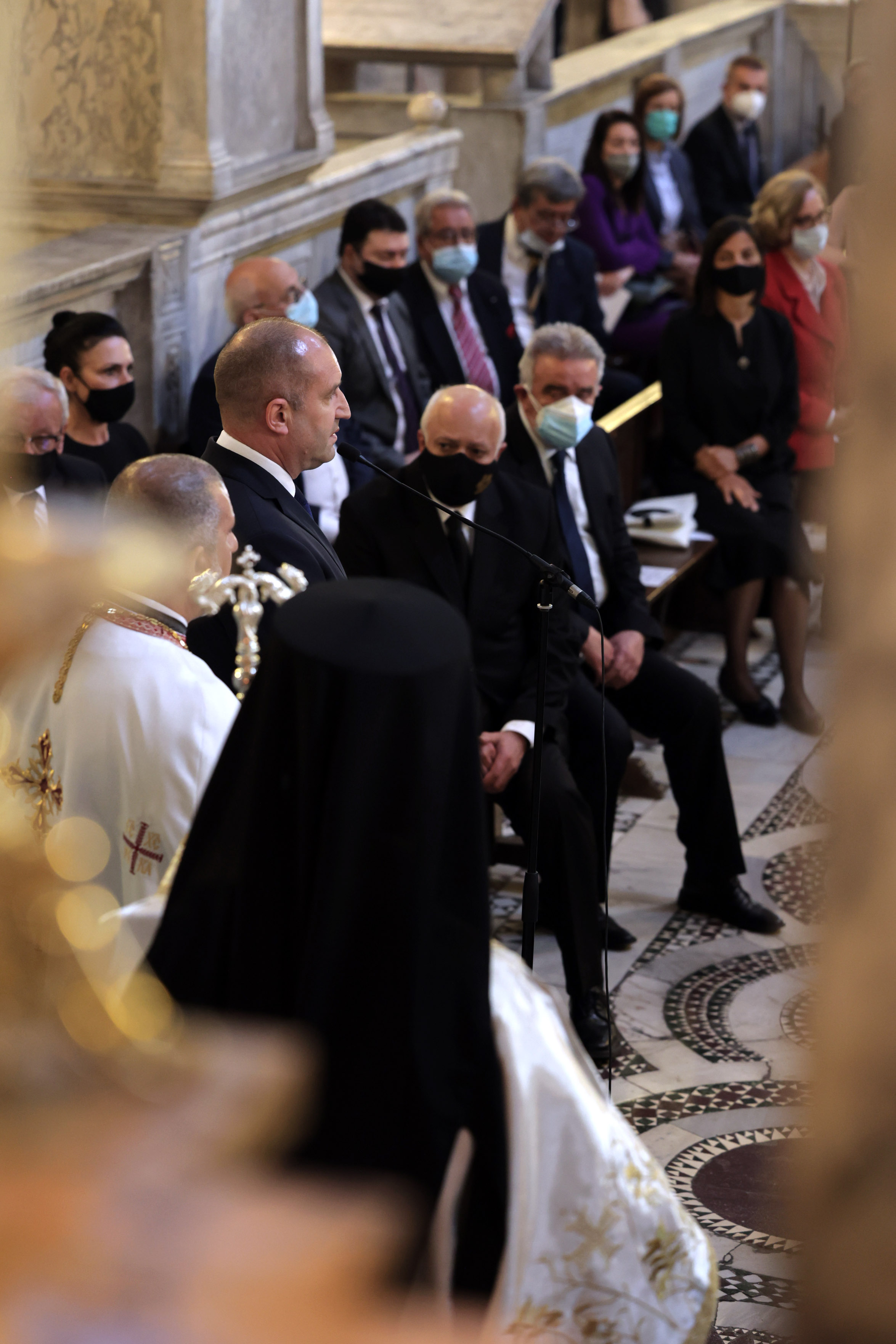 <p>Румен Радев и българската делегация бяха приети на аудиенция от Негово Светейшество папа Франциск</p>