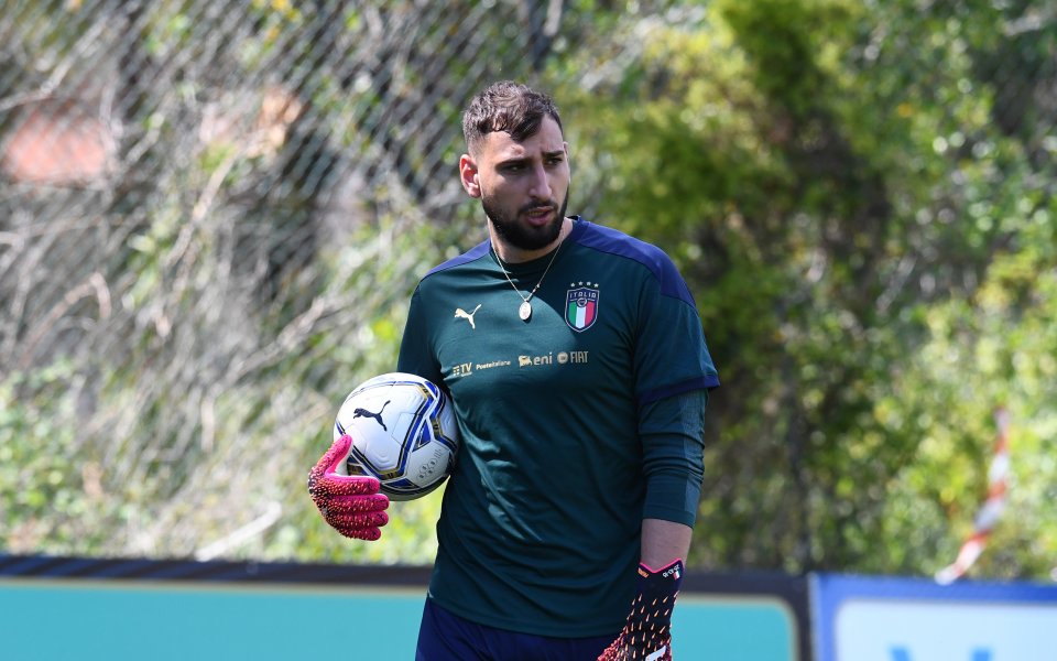 Отборът на Барселона поддържа контакт с агента Мино Райола, като