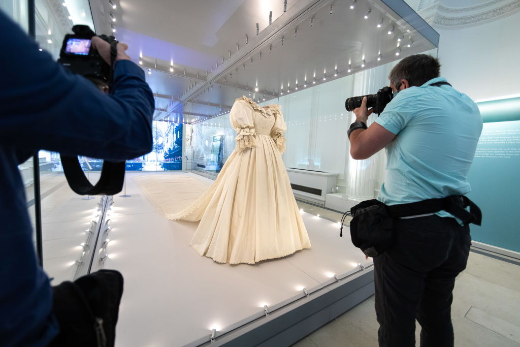 <p>Показват сватбената рокля на принцеса Даяна в двореца Кенсингтън</p>