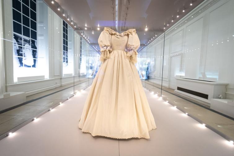 Показват сватбената рокля на принцеса Даяна в двореца Кенсингтън