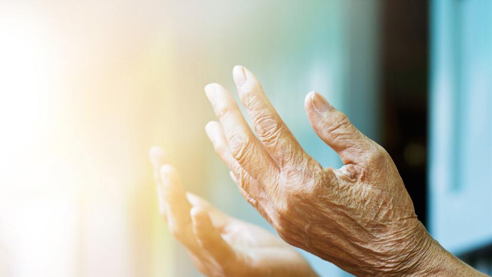 ръце възрастна жена
