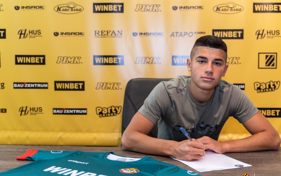 Ботев Пловдив обвърза с първи професионален договор Даниел Гичев. Капитанът