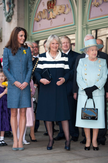 Дами в синьо - кралица Елизабет II, Кейт Мидълтън и Камила Паркър са избрали синьото за своите тоалети