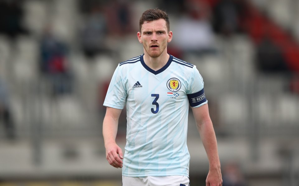 Капитанът на Шотландия дари съотборниците си с подаръци преди UEFA EURO 2020
