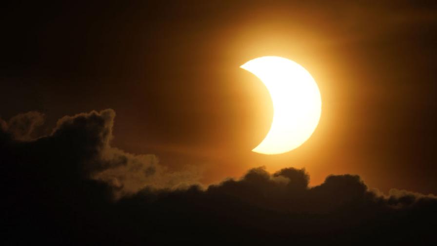 <p>Последното слънчево затъмнение за годината&nbsp;(ВИДЕО)</p>