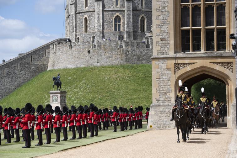 Кралица Елизабет II прие военния парад в чест на официалния