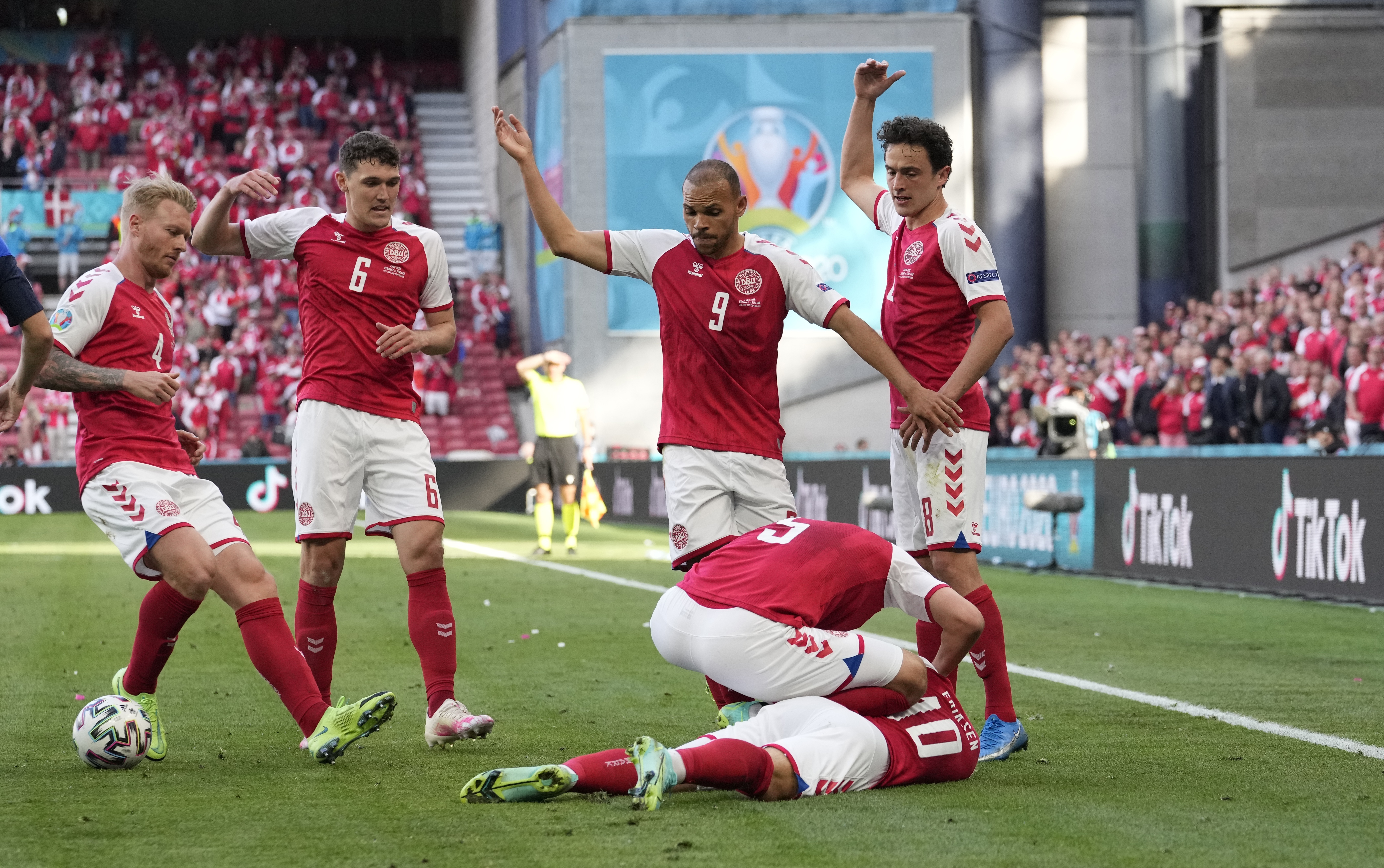 <p>Футболист на Дания колабира на терена на UEFA EURO 2020</p>