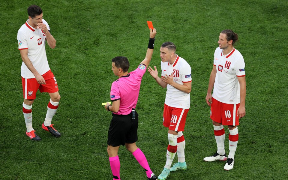Първият червен картон от началото на UEFA EURO 2020 е