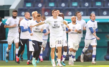 Финландските футболисти излязоха за загрявката си преди двубоя от втория