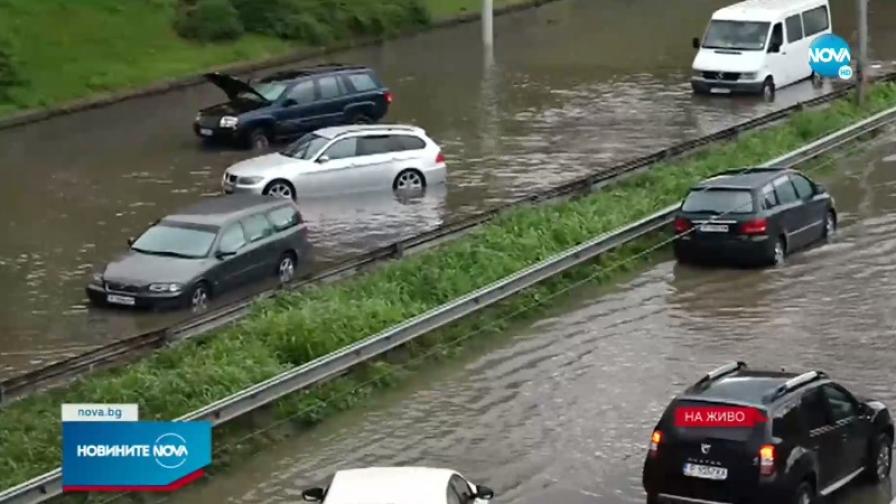 Пороен дъжд в Русе, наводниха се улици
