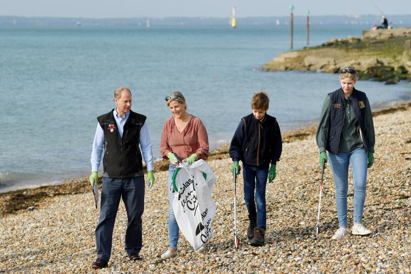 <p>Заедно със семейството по време на Голямото британско почистване на плажовете, септември 2020 г.</p>