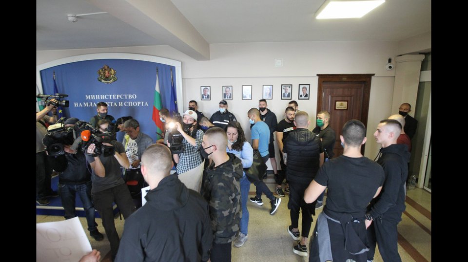 ММА бойци нахлуха в Министерството на спорта1