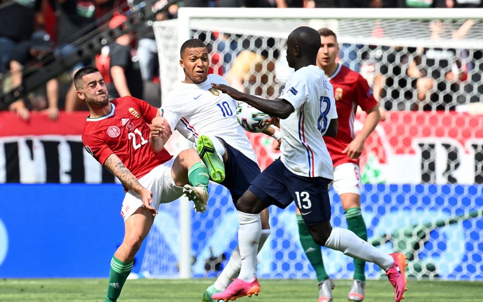 Националните отбори на Унгария и Франция играят при