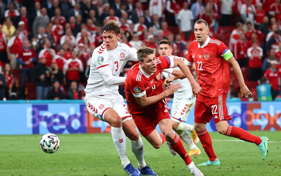 Националните отбори на Русия и Дания играят при