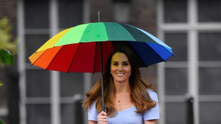  Елегантна и с пъстър чадър на разположение: Кейт Мидълтън основа център за дребни деца 
