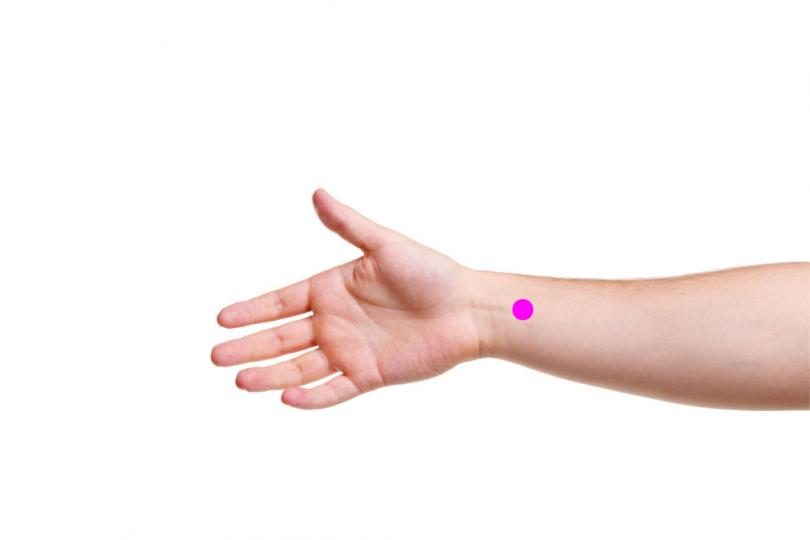 <p>Тази точка се намира във вътрешната част на ръката ви, на около три пръста под китката. Масажирането ѝ помага да намалите тревожността, но също облекчава болка и гадене.</p>

<p>Обърнете едната си ръка, така че дланта ви да е с лице нагоре.</p>

<p>С другата си ръка измерете три пръста под китката си и се опитайте да намерите вдлъбнатината между сухожилията си. Приложете натиск върху точката и масажирайте около 4-5 секунди.</p>