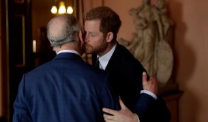 <p>Крал Чарлз затваря вратата за помирението с принц Хари</p>