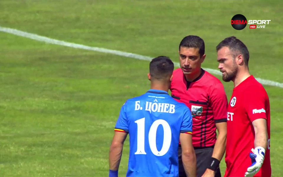 Контролата приключи за Борислав Цонев още в 13-ата минута. Той