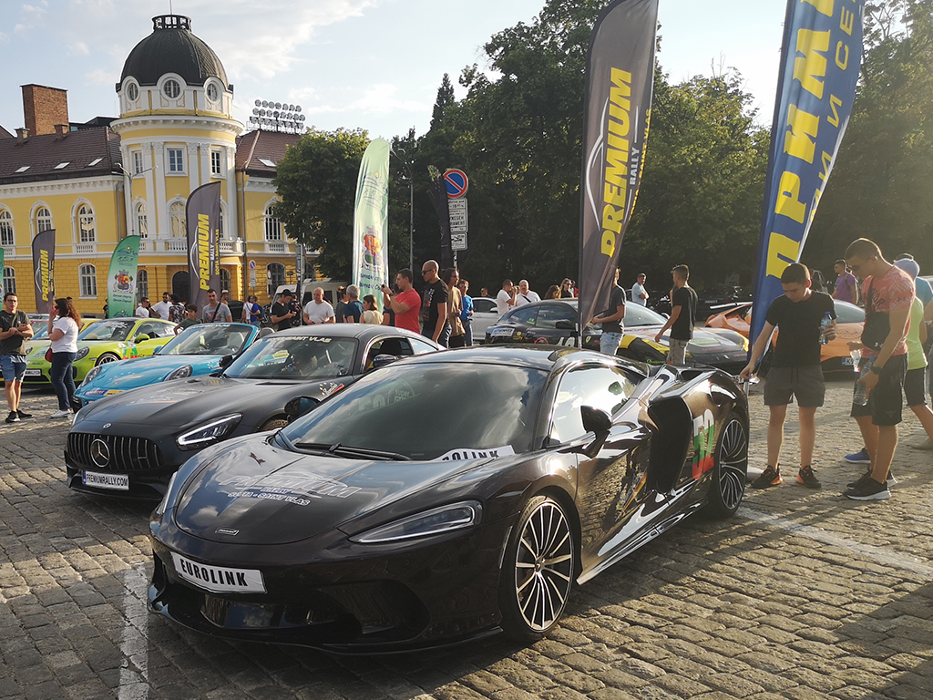 Неделният ден в София ще бъде запомнен с невижданото струпване на Ferrari-та, Lamborghini-та, Porsche-та, McLaren-и и др. пред „Александър Невски”. Шоуто беше впечатляващо.