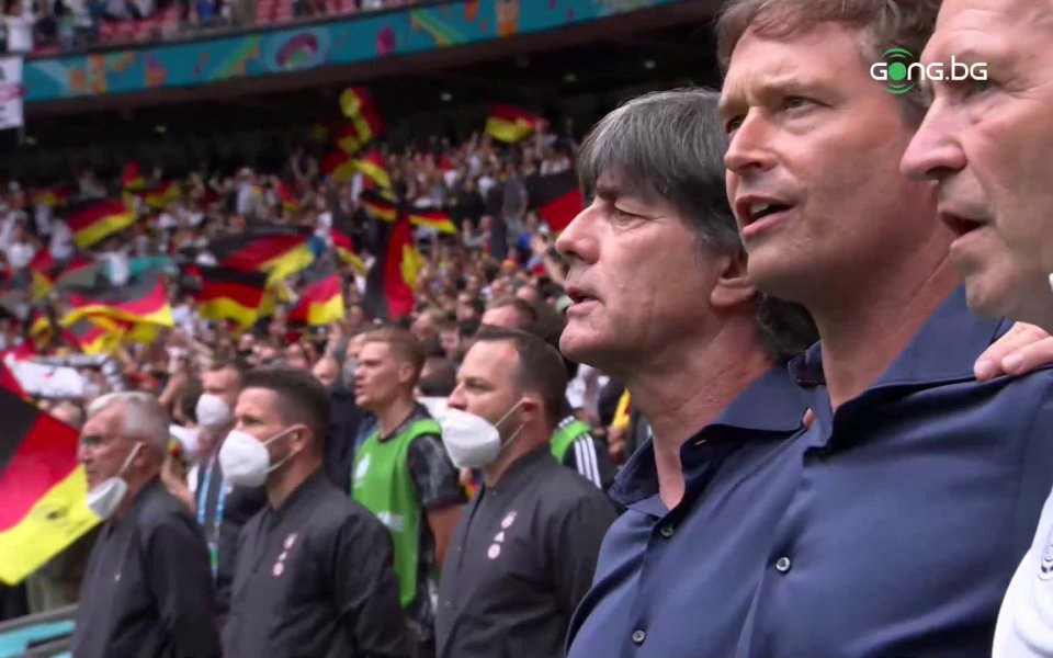 Феновете на Англия заглушиха химна на Германия пред 1/8-финала между