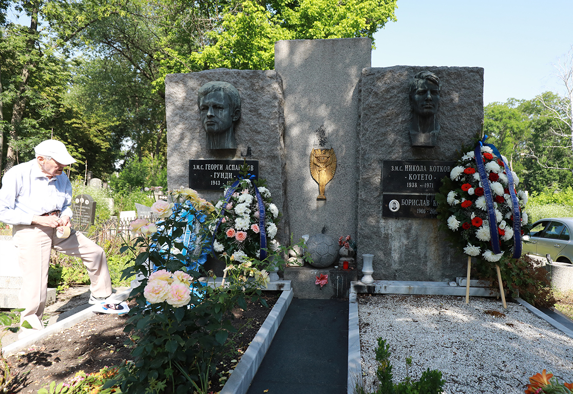 <p>Панихида по повод 50 години от смъртта на две икони на българския футбол - Георги Аспарухов и Никола Котков</p>
