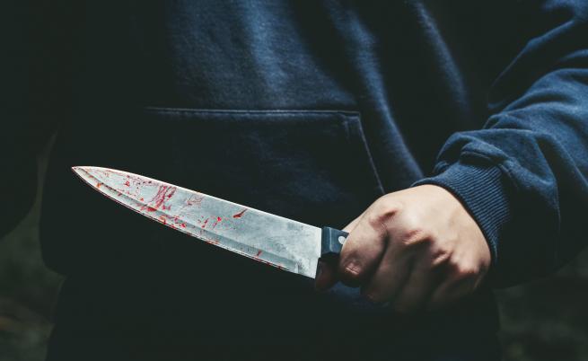 „Ще те убия, ако не се махнеш веднага“: Арестуваха мъж, опрял нож в гърлото на приятелката си