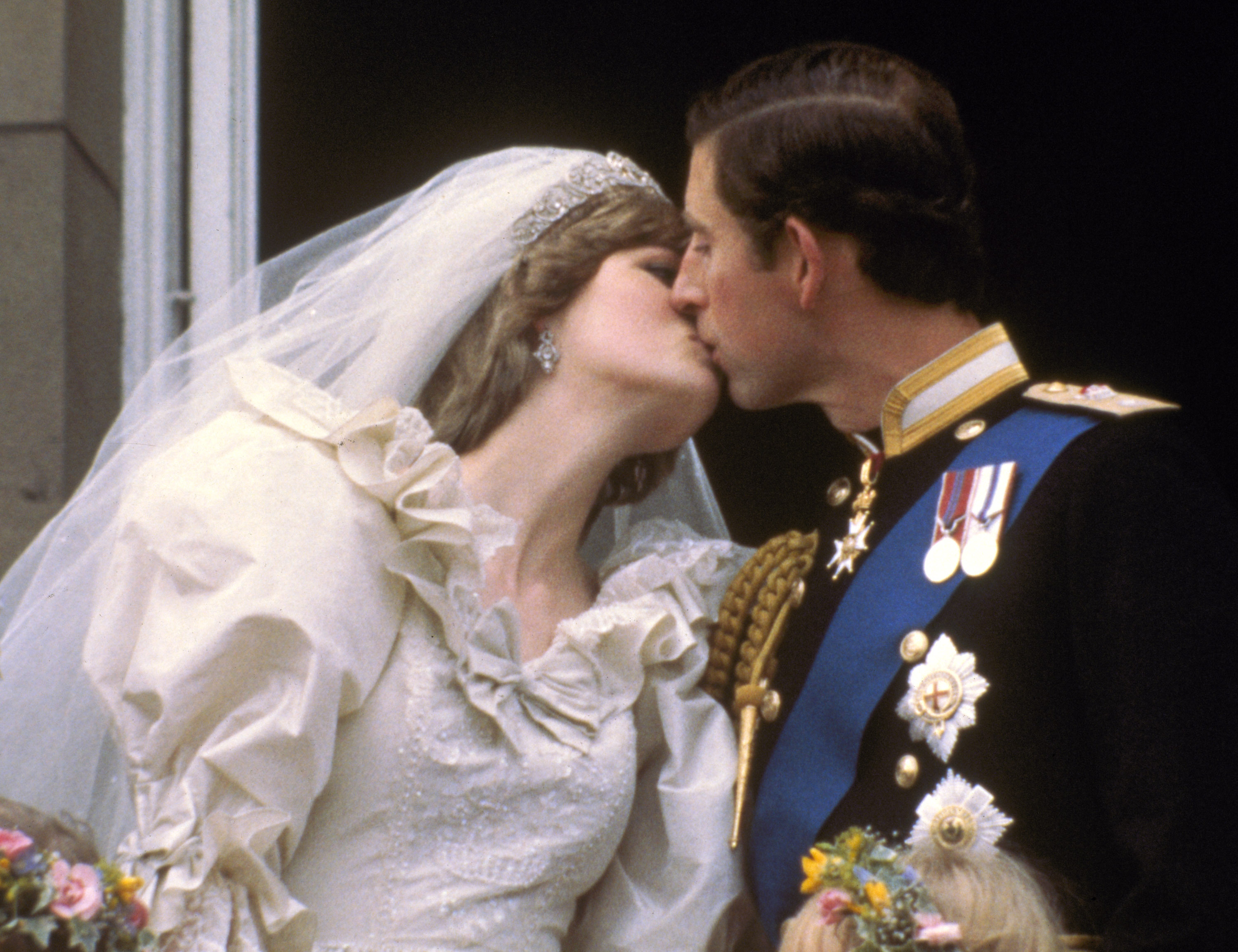 <p>29 юли 1981 г. - Чарлз целува Даяна на сватбата им</p>