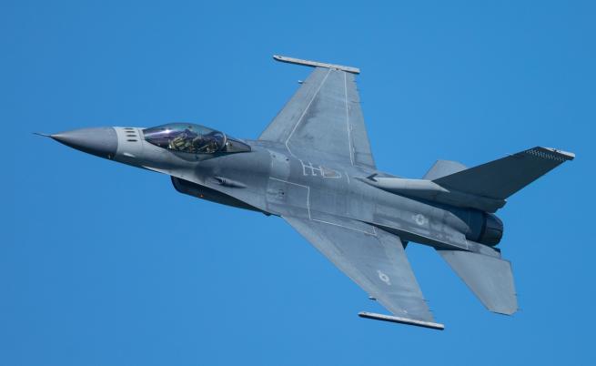 Politico: Западът разглежда Румъния като възможно място за обучение на украински пилоти на F-16