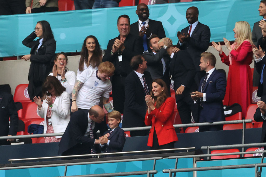 <p>Принц Уилям, съпругата му Кейт и синът им принц Джордж подкрепиха английския отбор в мача срещу Германия, който англичаните спечелиха. Кралските особи бяха в компанията на бившия футболист Дейвид Бекъм и певеца Ед Шийрън.</p>