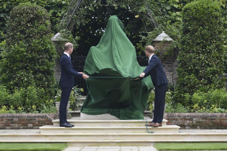 Уилям и Хари откриха статуята в памет на принцеса Даяна